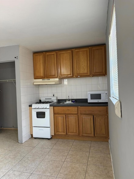1017 W Lakewood Rd, West Palm Beach, FL 33405
