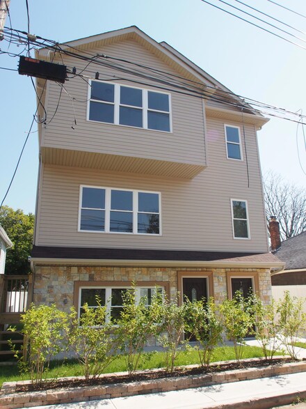 7 Wavecrest St, Staten Island, NY 10306