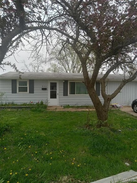 211 St Christopher Ln, Cahokia Heights, IL 62206