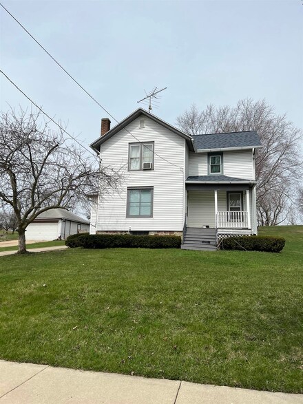 418 S Main St, Fall River, WI 53932