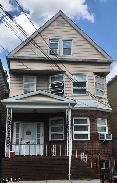 36 6th St, Harrison, NJ 07029