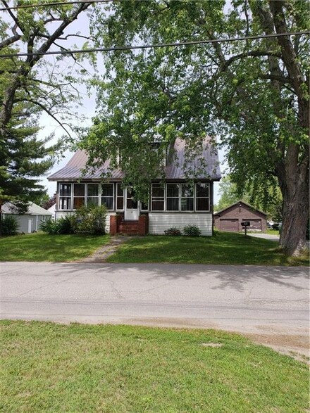 22 Cottage St, Fairfield, ME 04937