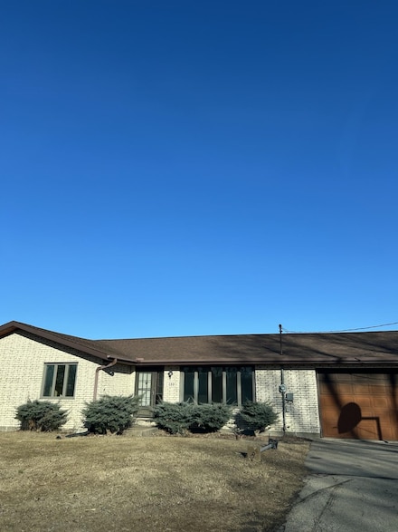 489 Olympic Heights Rd, Dubuque, IA 52001