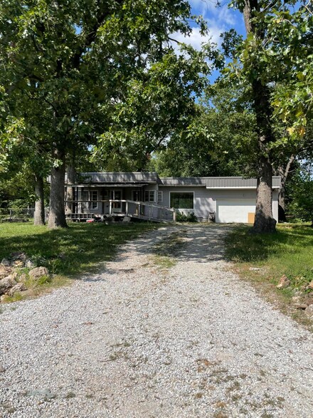 5717 Shoal Cliff Dr, Joplin, MO 64804