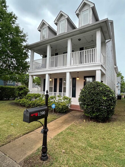 1390 Island Town Dr, Memphis, TN 38103