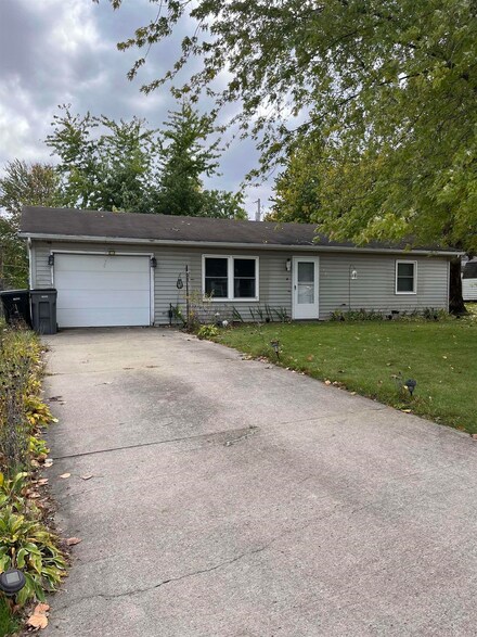 407 W Hillside Dr, Syracuse, IN 46567