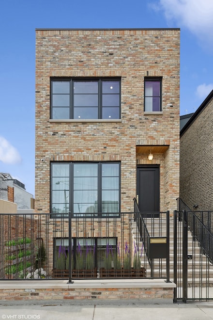 2014 N Winchester Ave, Chicago, IL 60614
