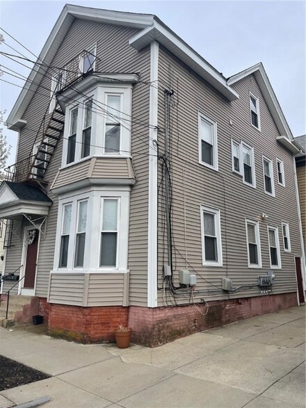 24 Africa St, Providence, RI 02903