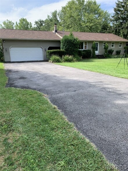 11275 Westwood Rd, Alden, NY 14004