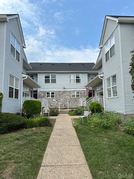 144 Keswick Dr, Piscataway, NJ 08854