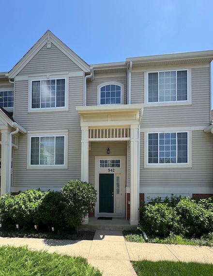 542 Cary Woods Cir, Cary, IL 60013