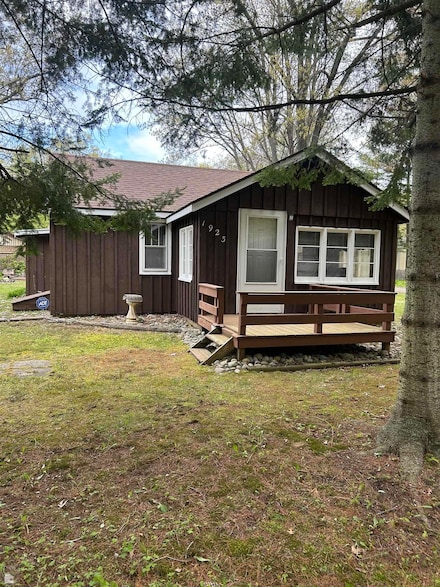 1923 Bear Dr, Oscoda Township, MI 48750