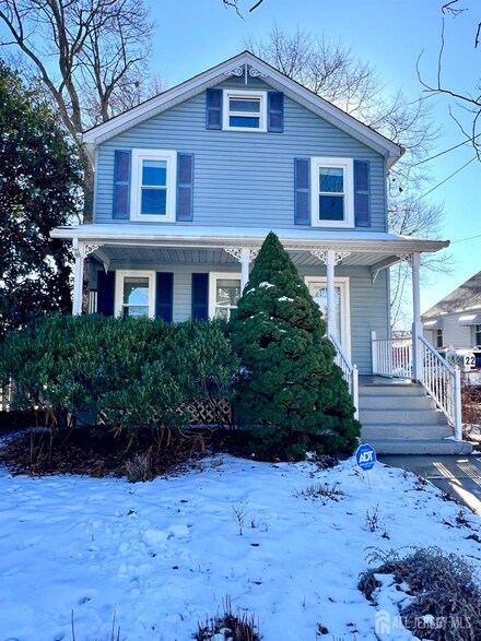 22 E Walnut St, Metuchen, NJ 08840