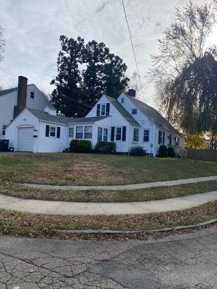 27 Brookside Dr, Cranston, RI 02910