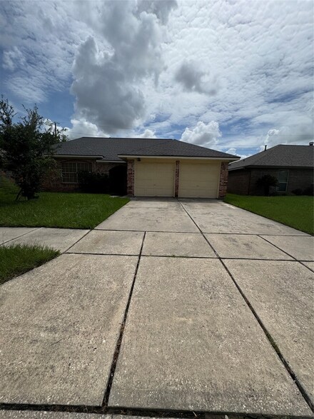 11922 Sulphur Springs Dr, Houston, TX 77067