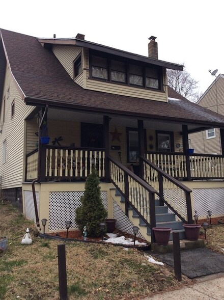 22 Byron St, Springfield, MA 01109