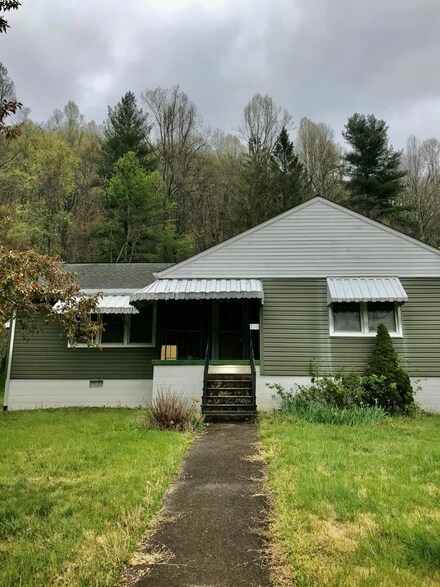 106 Bartrum Dr, Rock Creek, WV 25174