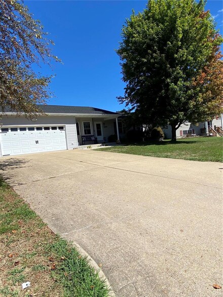 1163 Leo St, Sullivan, MO 63080