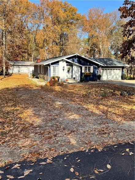 19 Hickory Dr, Paris, IL 61944