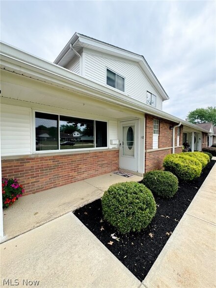 25520 Clubside Dr, North Olmsted, OH 44070