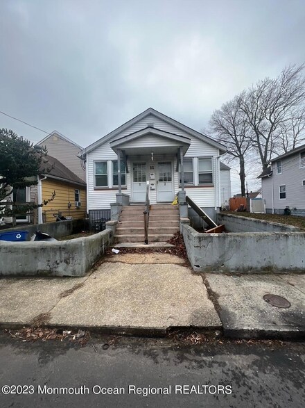 11 Saint Peters Place, Keansburg, NJ 07734