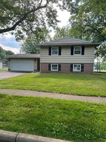 1511 Monticello Park Dr, Valparaiso, IN 46383
