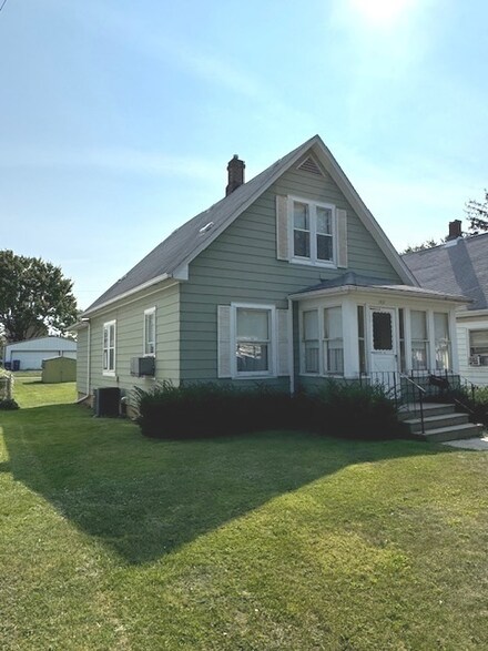 1432 Clark St, Dekalb, IL 60115