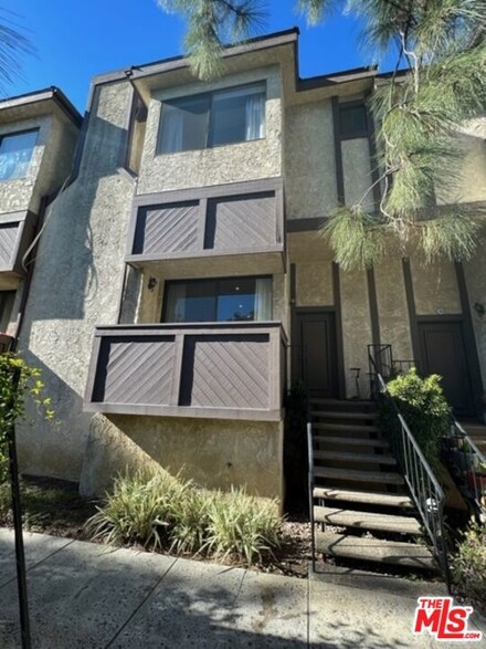 1832 Oak Tree Dr Unit 14, Los Angeles, CA 90041