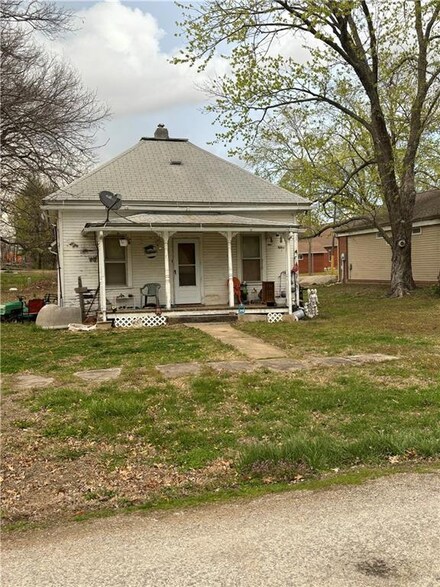 207 E 10th St, Pleasanton, KS 66075