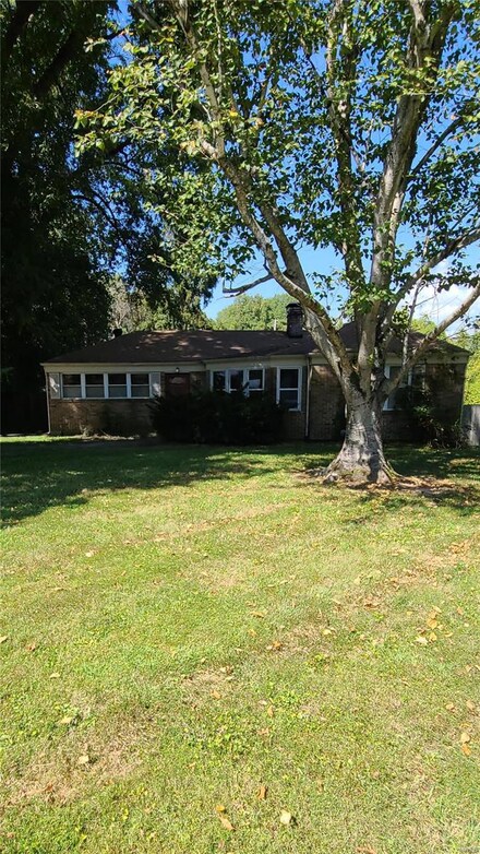 17 Fairview Dr, Fairview Heights, IL 62208