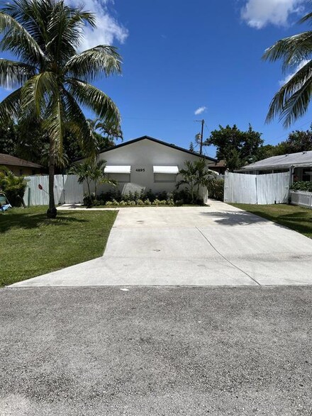 4895 Dillon St, Lake Worth, FL 33463