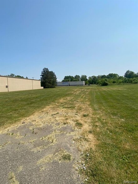 5023 W Pierson Rd, Flint, MI 48504