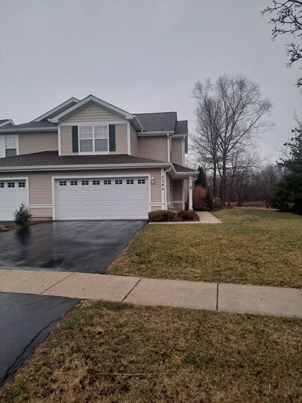 2280 W Bentley Ln, Round Lake, IL 60073