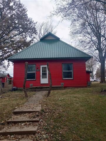 207 E 2nd St, Muscotah, KS 66058