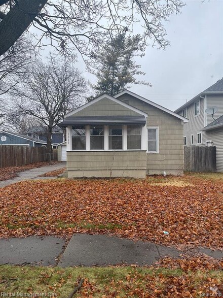 1325 E Milton Ave, Hazel Park, MI 48030