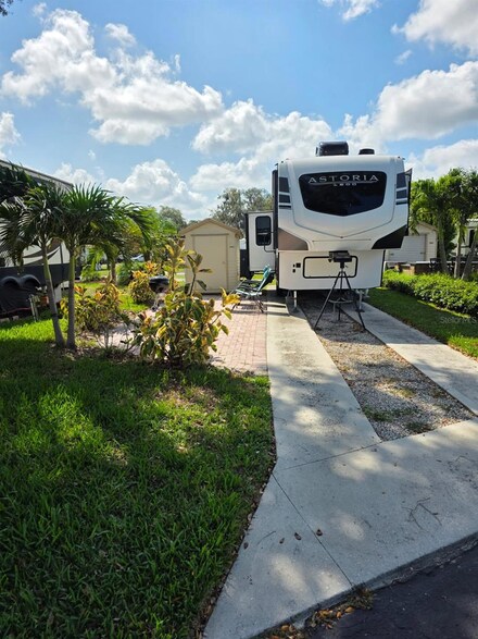 2938 Par Dr Unit Lot 200, Bowling Green, FL 33834