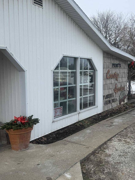 517 Grand Ave, Roodhouse, IL 62082