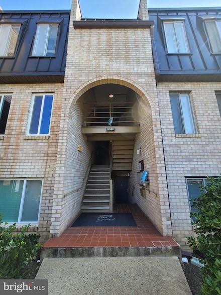 5049 7th Rd S Unit 201, Arlington, VA 22204