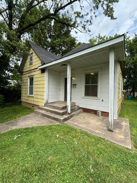 1311 W Florida St, Springfield, MO 65803