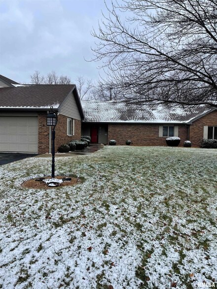 6 Valley High Estate, Pekin, IL 61554