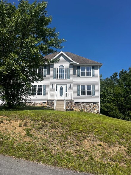 104 Belmore Ct, Mount Hope, WV 25880