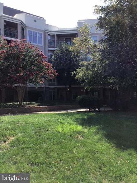 5563 Seminary Rd Unit 105, Falls Church, VA 22041