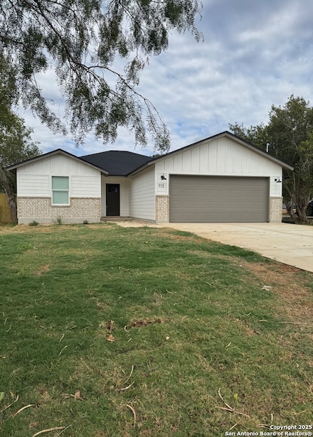 913 Olive St, Jourdanton, TX 78026