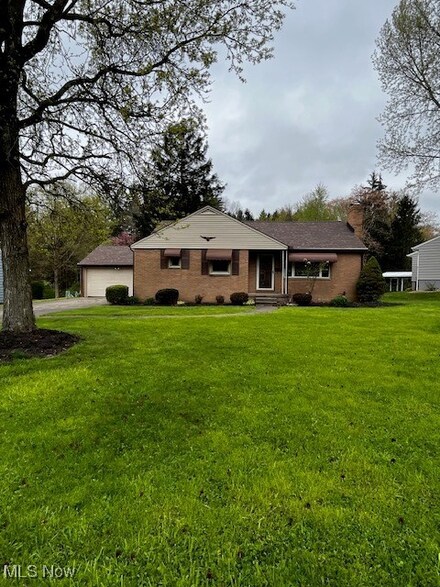 32 Orchard Dr, Youngstown, OH 44514
