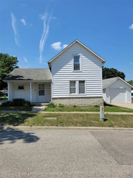 520 Jefferson St, Hudson, IA 50643
