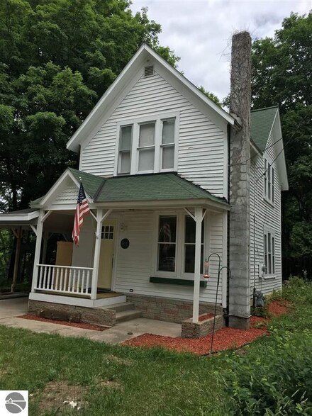 911 Orchard St, Benzonia, MI 49616
