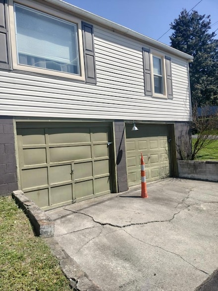 909A Old Oakvale Rd, Princeton, WV 24740
