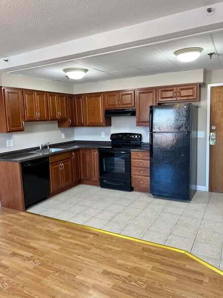 80 Foster St Unit 304, Peabody, MA 01960