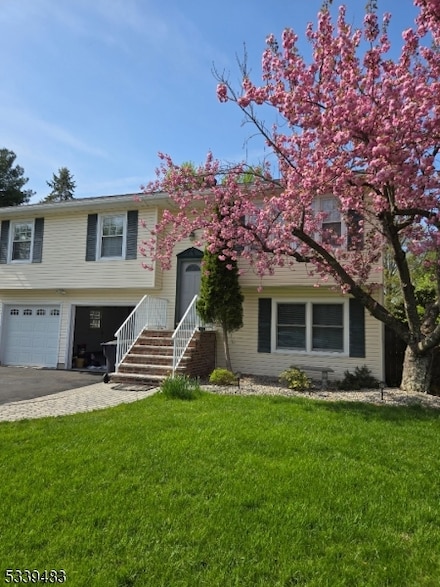 9 Village Ct, Flemington, NJ 08822