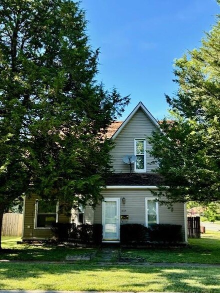804 W 3rd St, Cameron, MO 64429